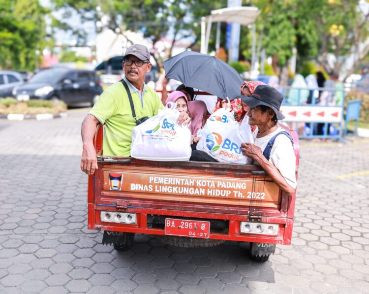 Sambut Ramadan 1445H, BRI Regional office Padang  bagikan 1.670 paket sembako untuk masyarakat sekitar Campus BRI Padang dan BRI RO Padang, Sabtu (22/3). DOK AFRIANITA