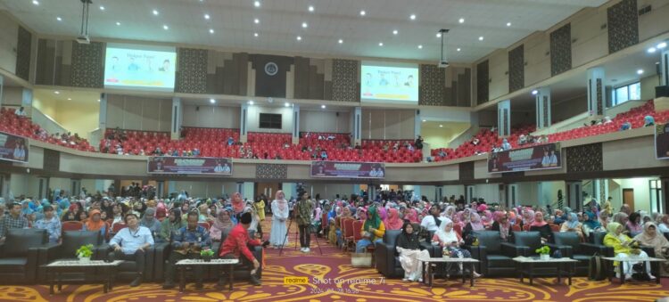 Kementerian Koperasi UMK RI melaksanakan kegiatan Fasilitasi Pendampingan Sertifikasi Halal Gartis di Sumatera Barat bagi 1.000 pelaku Usaha Mikro Kecil di Auditorium Universitas Negeri Padang, Kamis (28/3). DOK AFRIANITA