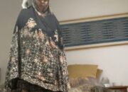 Viral Video Orang Salat Ditunggangi Kucing, Najiskah? Begini Kata Ulama!