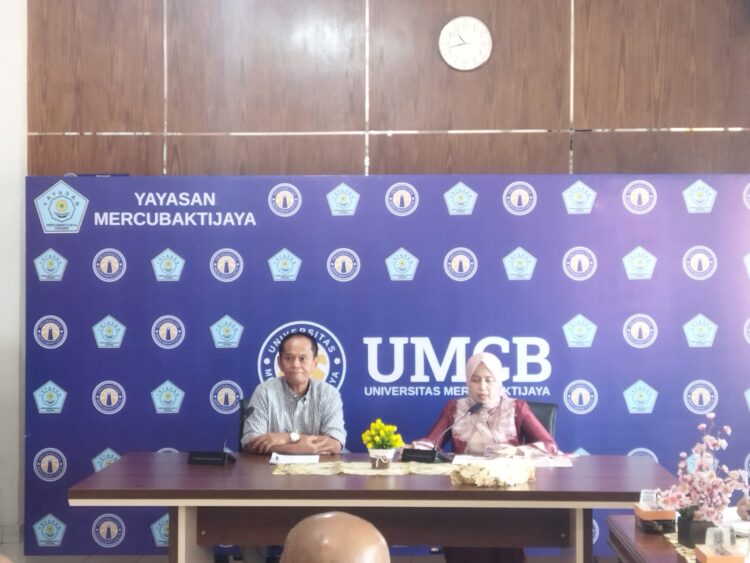 Ketua Yayasan Mercubaktijaya Padang, Jasmarizal dan Rektor UMCB Ises Reni menggelar konferensi pers di Universitas mercubaktijaya Padang, Jumat (1/3).dafit