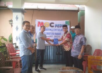 Wakil Ketua MGC, Havizal Rahman, Koordinator Perwakilan MGC Sumbar Yondrival, serta anggota MGC Helfiyanrika, saat mnyerahkan bantuan dari MGC kepada korban banjir dan longsor di Kecamatan Tarusan, Pessel, Rabu (27/3). IST