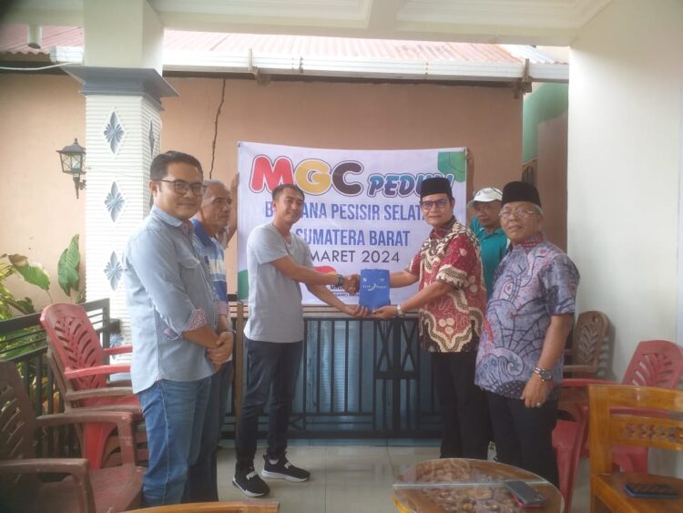 Wakil Ketua MGC, Havizal Rahman, Koordinator Perwakilan MGC Sumbar Yondrival, serta anggota MGC Helfiyanrika, saat mnyerahkan bantuan dari MGC kepada korban banjir dan longsor di Kecamatan Tarusan, Pessel, Rabu (27/3). IST