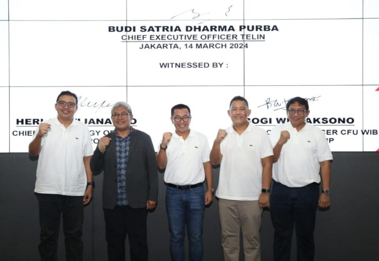 Direktur Wholesale & International Service Telkom, Bogi Witjaksono (kedua dari kanan); Direktur Network & IT Solution Telkom, Herlan Wijanarko (kedua dari kiri); CEO Telin, Budi Satria Dharma Purba (tengah); CFRO Telin Doni Andriansyah (paling kiri) dan CTO Telin Akhmad Ludfy (paling kanan) saat peresmian Telin Operation and Command Center (TOCC) beberapa waktu lalu. IST