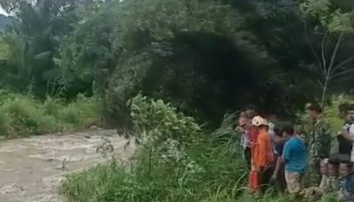 Petugas Gabungan Terus Lakukan Pencarian Korban Hanyut di Batang Tompo Lintau