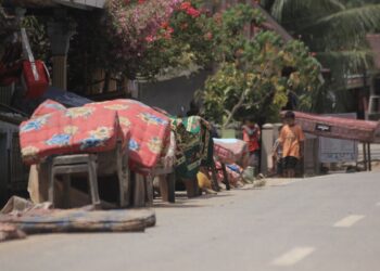 Masyarakat Pessel Masih Bersih-bersih Rumah dari Lumpur