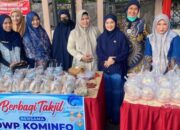 DWP Diskominfo Kota Solok Bagi-Bagi Takjil di Masjid Agung