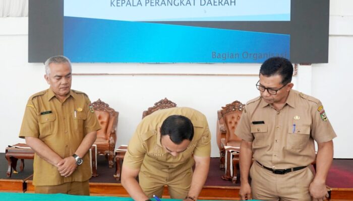 Tingkatkan Integritas, Bupati Sijunjung Benny Tandatangani Perjanjian Kerja dengan Kepala Perangkat Daerah