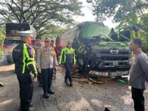 Kecelakaan beruntun truk