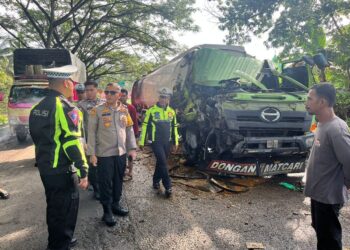 Kecelakaan beruntun truk