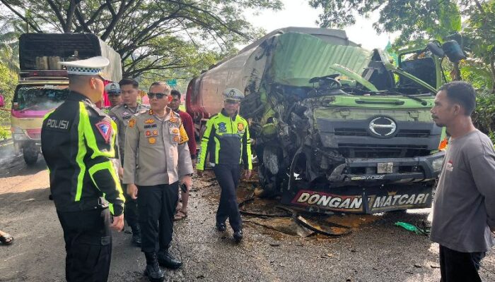 Dua Truk Fuso dan Satu Minibus Terlibat Kecelakaan Beruntun, Dua Orang Tewas