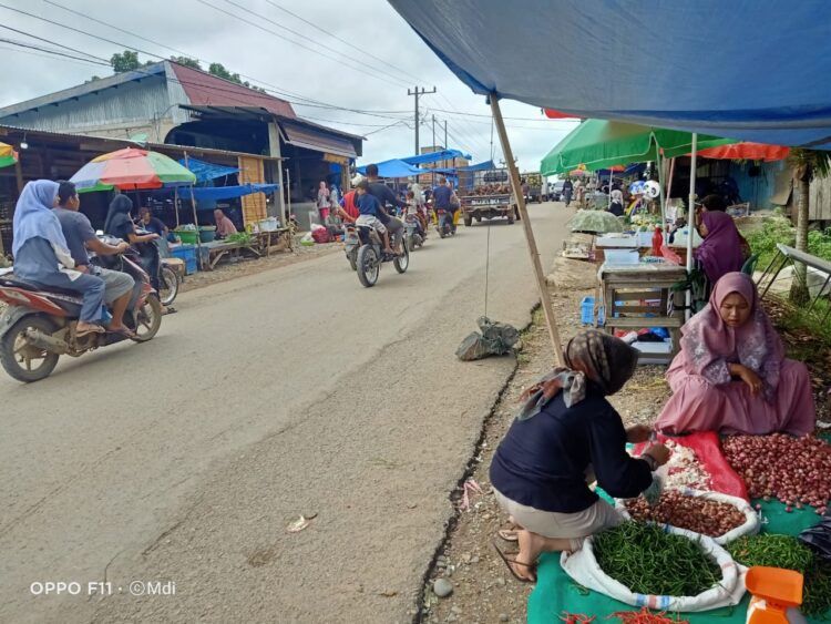 Situasi pedagang di pasar tradisional senggol Sitiung Blok B. Maryadi