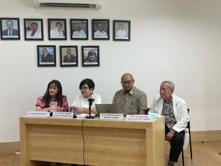 Dari kiri ke kanan : dr. Suzy Maria, SpPD, K-AI, DR Dr Sally Aman Nasution, SpPD, KKV, FINASIM, FACP - Ketua Umum Pengurus Besar Perhimpunan Dokter Spesialis Penyakit Dalam Indonesia (PB PAPDI). DR Dr Sukamto Koesnoe, SpPD-KAI, FINASIM - Ketua satgas Imunisasi Dewasa PAPDI dan Prof DR Dr Samsuridjal Djauzi, SpPD-KAI, FINASIM (Penasihat Satgas Imunisasi PAPDI).