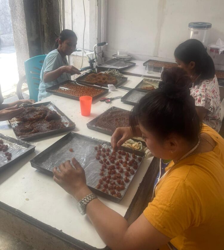 Aktivitas karyawan Kue Kering Rose di Jl. HOS Cokroaminoto No.75 Padang. IST