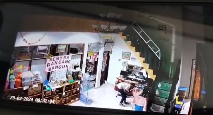 TK Azkia Dibobol Maling