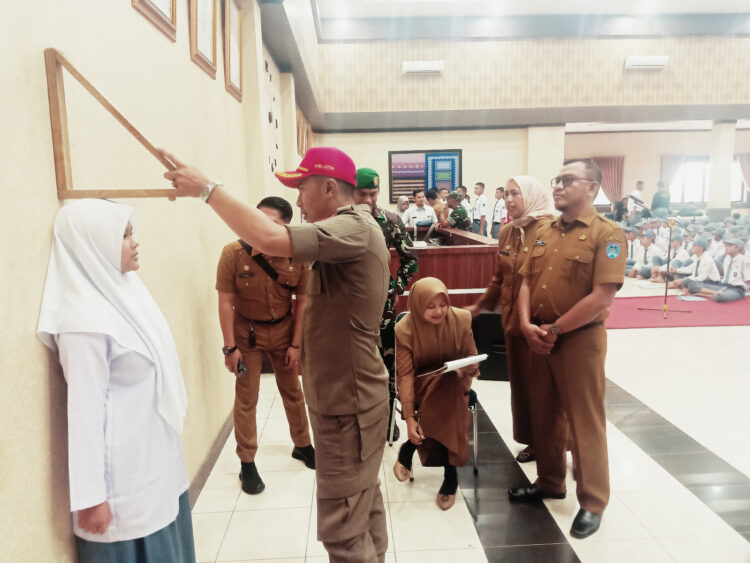 Proses seleksi calon anggota paskibraka oleh Kantor Kesatuan Bangsa dan Politik Kota Payakumbuh . DADANG