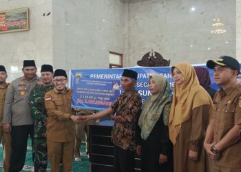 Peduli Suara Hati Petani Terdampak Erupsi Marapi Jelang Lebaran, Bupati Eka Putra Serahkan Bantuan Miliaran Rupiah