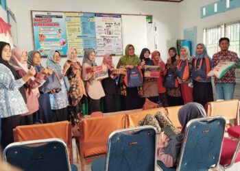 Peduli Bencana Banjir, BKKBN Sumbar Beri Bantuan di Ulakan Tapakis