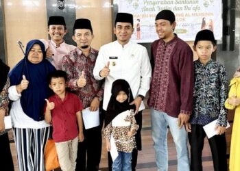 Anak Yatim dan Duafa Jemaah Masjid Agung Al Muhsinin Kota Solok Terima Santunan