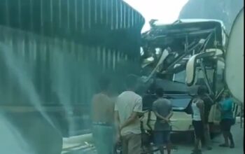 Bus Sembodo Laga Kambing dengan Truk Kontainer di Jalinsum