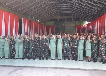 Danrem 032/Wirabraja 032/Wirabraja Brigjen TNI Rayen Obersyl foto bersama dengan prajurit Kodim 0304 Agam, Senin (29/4). YURSIL.