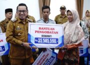 Ringankan Beban Masyarakat, Bupati Eka Putra Serahkan Bantuan Berobat Pasien Di RS Batusangkar