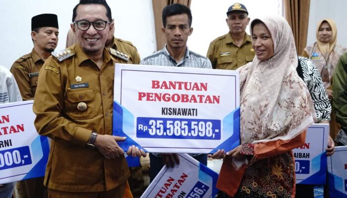 Ringankan Beban Masyarakat, Bupati Eka Putra Serahkan Bantuan Berobat Pasien Di RS Batusangkar