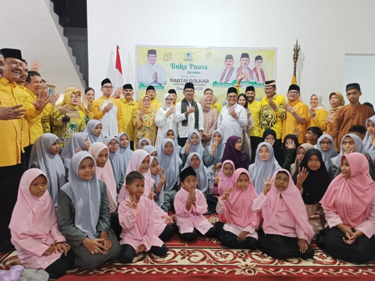 DPD Partai Golkar Sumatra Barat menggelar buka bersama anak yatim sekaligus syukuran di Kantor Golkar Sumbar yang baru Jl Pramuka Padang, Sabtu (30/3/). DOK AFRIANITA