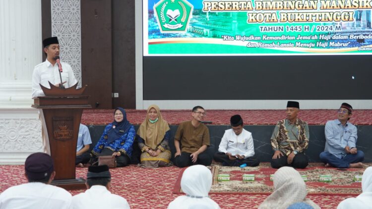 Wali Kota Bukittinggi, Erman Safar membuka acara kegiatan manasik haji di rumah dinas Wali Kota Belakang Balok, Rabu (17/04). IST.