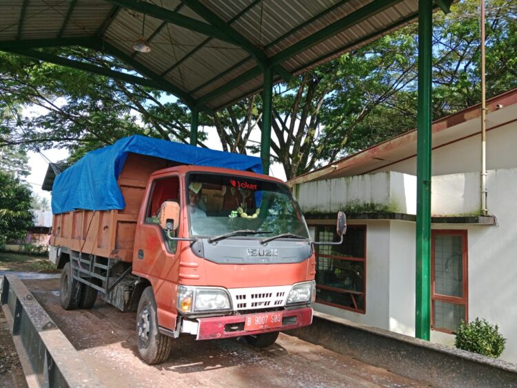 Tempat Pembuangan Akhir (TPA) Regional Payakumbuh akhirnya kembali beroperasi Senin (1/4) setelah sempat ditutup pasca rusak diterjang longsor. IST