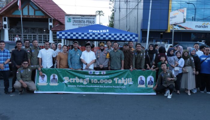 HIPMI Payakumbuh Bagikan Sepuluh Ribu Takjil