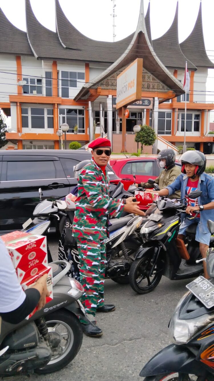 Defi Endri bagikan takjil ke pengendara di Bukittinggi.