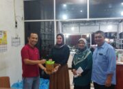 Alumni SMPN 2 Padang Angkatan 80 Berbagi pada Sesama