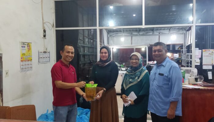 Alumni SMPN 2 Padang Angkatan 80 Berbagi pada Sesama