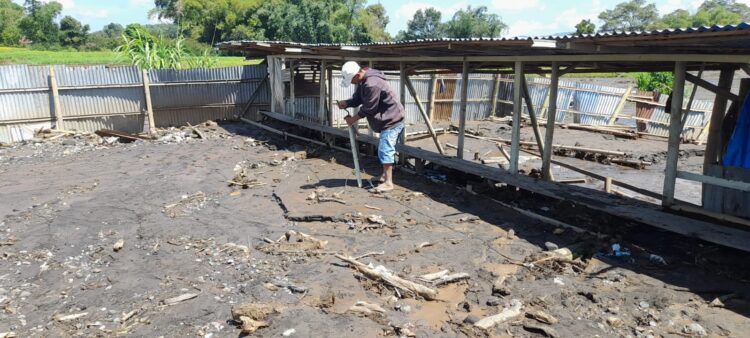 Pemilik kolam pancing Zulhendra, mengambil sisa sisa barang yang bisa di selamatkan, Sabtu (6/4/2034). YURSIL.