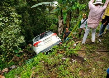Slip Akibat Material Tanah, Mobil Masuk Jurang di Sungai Landia
