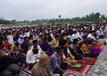 Ribuan Warga Padati Salat Idul Fitri di RTH Mahkota Berlian