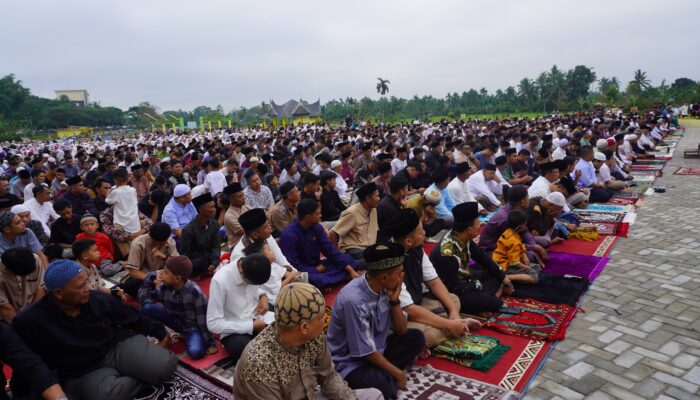Ribuan Warga Padati Salat Idul Fitri di RTH Mahkota Berlian
