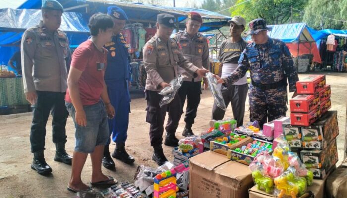 Pos Pengamanan Pasia Tiku Larang Pedagang Jual Pistol Mainan