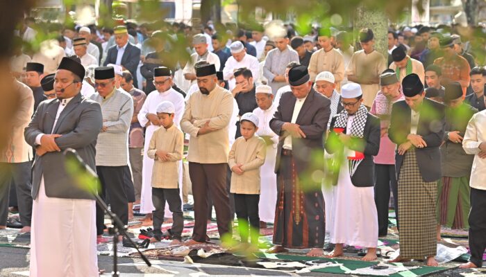 Salat Idulfitri Bersama Warga, Gubernur Mahyeldi dan Wagub Audy Ucapkan Selamat Lebaran 1445 H