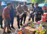 Petugas Pos Pengamanan Pantai Tiku Larang Pedagang Jual Senjata Mainan