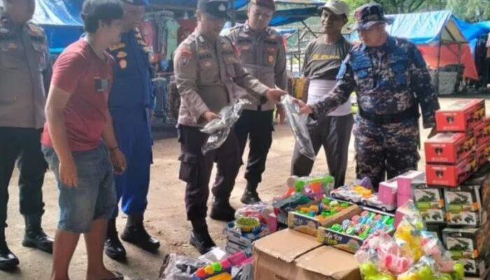 Petugas Pos Pengamanan Pantai Tiku Larang Pedagang Jual Senjata Mainan