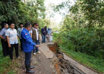 Badan Jalan Terban, Akses Tanjung Barulak-Tapi Selo Lintau Via Bukit Mantobak Putus