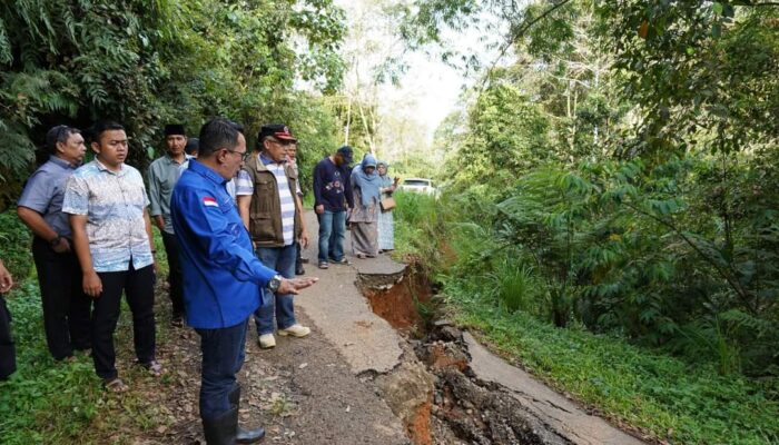 Badan Jalan Terban, Akses Tanjung Barulak-Tapi Selo Lintau Via Bukit Mantobak Putus