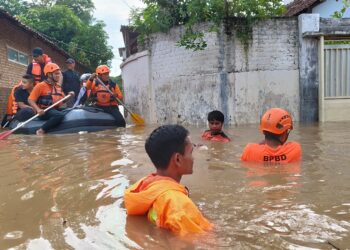 Petugas dan Warga Trenggalek Gotong Royong Bersihkan Material Longsor di Jalan Desa