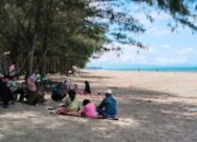 Cocok untuk Bekeluarga, Ratusan Wisatawan Kunjungi Pantai Tiram
