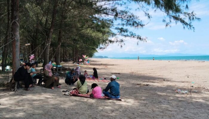 Cocok untuk Bekeluarga, Ratusan Wisatawan Kunjungi Pantai Tiram