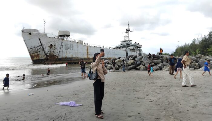 Bekas Kapal Perang Teluk Bone 511 Pikat Minat Pengunjung Selama Libur Lebaran