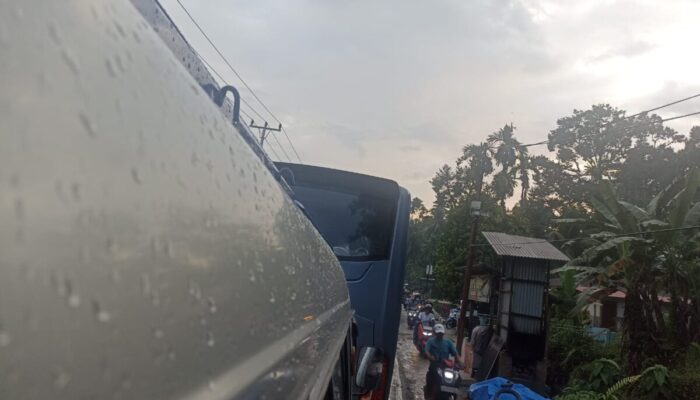 Kawasan Sicincin Macet Selama Hampir Satu Jam Lebih