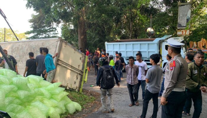 Truk Terguling di Kelok 17, Akses Jalan Buka Tutup