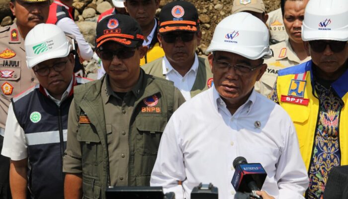 Kepala BNPB Dampingi Menko PMK Meninjau Longsor di Tol Bocimi